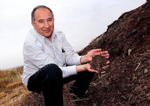 Portrait de Majid Mahjoub sur le composte bio aux Moulins Mahjoub à Tébourba près de Tunis. Agriculture et produits Biologiques.
