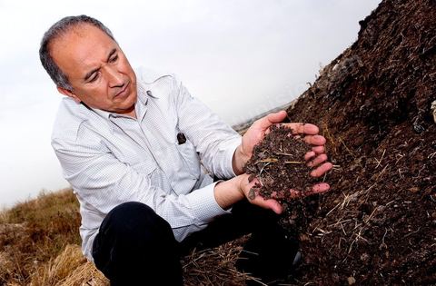 Portrait de Majid Mahjoub sur le composte bio aux Moulins Mahjoub à Tébourba près de Tunis. Agriculture et produits Biologiques.