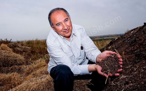 Portrait de Majid Mahjoub sur le composte bio aux Moulins Mahjoub à Tébourba près de Tunis. Agriculture et produits Biologiques.