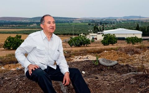 Portrait de Majid Mahjoub sur le composte bio aux Moulins Mahjoub à Tébourba près de Tunis. Agriculture et produits Biologiques.
