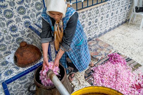 Distillation traditionnelle de fleurs de rose dans maison de la région de Nabeul au Cap Bon. L'eau et l'essence de rose proviennent de la distillation des fleurs de rose. La distillation est conduite très doucement sur le feu, l'hydrolat coule dans des Marie-Jeannes en verre. Le distillat coule légèrement tiède. 1 kg de pétale produit environ 1,5 litres d'eau de roses.