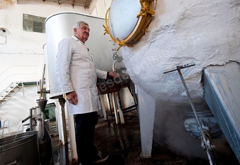 Patrick Pelerin, ingénieur conseil en parfurmerie à Grasse contrôle la distillation. Distillerie de fleurs d'orangers de Bigaradier, production d'essence et d'eau de Fleurs d'orangers à la distillerie Carthago Essences à Tunis. La distillerie fut créée il y a plusieurs générations par la famille et est tenue aujourd'hui par la petite fille et passionnée Thouraya.