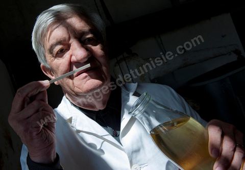 Patrick Pelerin, ingénieur conseil en parfurmerie à Grasse, contrôle le nérobi, essence de fleur d'oranger, qui est obtenue par la sitillation à la vapeur des fleurs. Distillerie de fleurs d'orangers de Bigaradier, production d'essence et d'eau de Fleurs d'orangers à la distillerie Carthago Essences à Tunis. La distillerie fut créée il y a plusieurs générations par la famille et est tenue aujourd'hui par la petite fille et passionnée Thouraya.