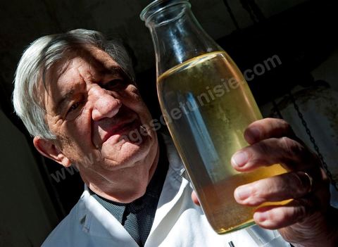 Patrick Pelerin, ingénieur conseil en parfurmerie à Grasse, contrôle le nérobi, essence de fleur d'oranger, qui est obtenue par la sitillation à la vapeur des fleurs. Distillerie de fleurs d'orangers de Bigaradier, production d'essence et d'eau de Fleurs d'orangers à la distillerie Carthago Essences à Tunis. La distillerie fut créée il y a plusieurs générations par la famille et est tenue aujourd'hui par la petite fille et passionnée Thouraya.