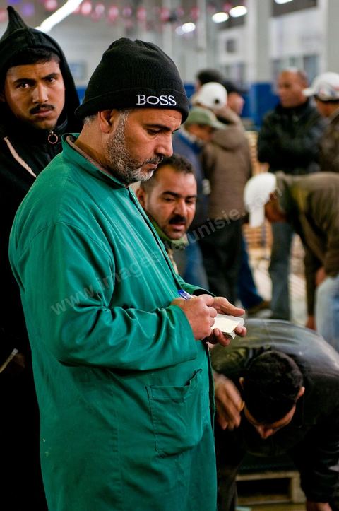 Vendeur à la Halle aux poissons du marché de gros de Tunis à El Mourouj