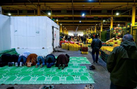 Prière du matin au milieu de la Halle aux fruits et légumes du marché de gros de Tunis à El Mourouj