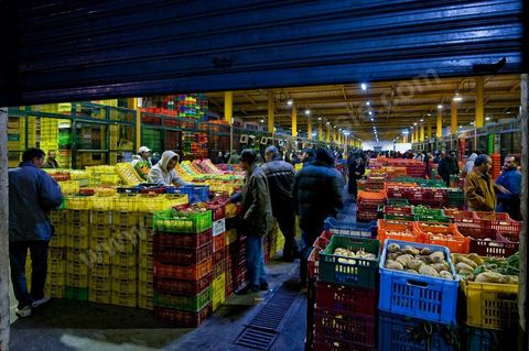 Entrée d'une des trois Halles aux fruits et légumes du marché de gros de Tunis à El Mourouj