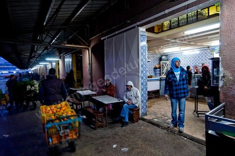 Café et restaurant à la Halle aux fruits et légumes du marché de gros de Tunis à El Mourouj