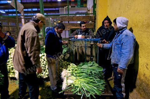  Vendeur de oignons à la pesée à la Halle aux fruits et légumes du marché de gros de Tunis à El Mourouj