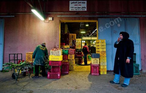 Chargement à l'entrée d'une des trois Halles aux fruits et légumes du marché de gros de Tunis à El Mourouj