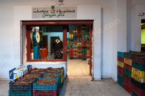 vendeur et étales de dattes à la Halle aux fruits et légumes du marché de gros de Tunis à El Mourouj