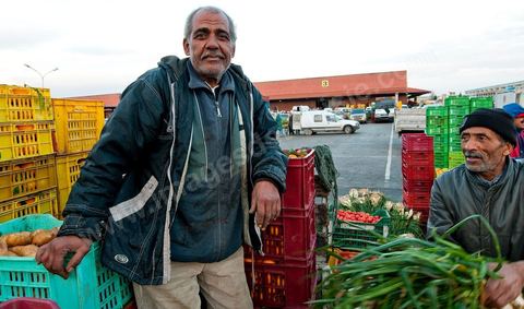 Chargement de légumes devant la Halle aux fruits et légumes du marché de gros de Tunis à El Mourouj