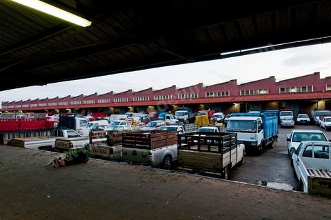 vue extérieure de la Halle aux fruits et légumes du marché de gros de Tunis à El Mourouj