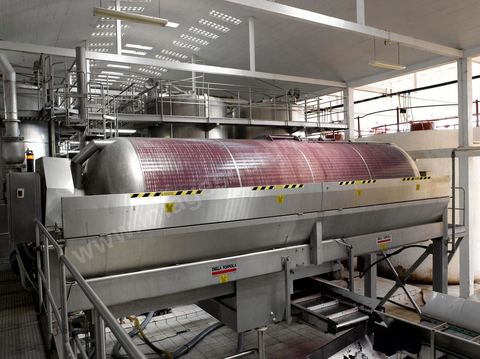 la Cave de Grombalia au Cap Bon n’a cessé d’investir pour devenir un des fleurons des Vignerons de Carthage ( UCCV ), digne des unités de vinifications les plus performantes que l’on peut voir en Europe.