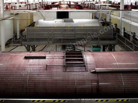 la Cave de Grombalia au Cap Bon n’a cessé d’investir pour devenir un des fleurons des Vignerons de Carthage ( UCCV ), digne des unités de vinifications les plus performantes que l’on peut voir en Europe.