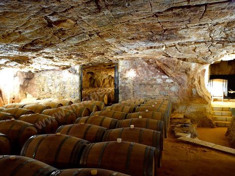 La cave de La Fontaine aux mille Amphores à Megrine, près de Tunis, est devenue un haut lieu de l’élevage et du vieillissement des vins. Il s'agit d'une cave souterraine creusée dans la roche. Les Vignerons de Carthage UCCV