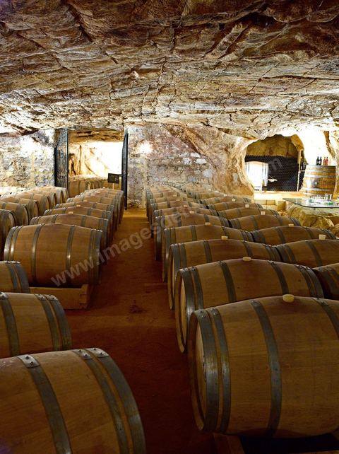 La cave de La Fontaine aux mille Amphores à Megrine, près de Tunis, est devenue un haut lieu de l’élevage et du vieillissement des vins. Il s'agit d'une cave souterraine creusée dans la roche. Les Vignerons de Carthage UCCV