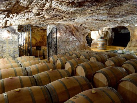 La cave de La Fontaine aux mille Amphores à Megrine, près de Tunis, est devenue un haut lieu de l’élevage et du vieillissement des vins. Il s'agit d'une cave souterraine creusée dans la roche. Les Vignerons de Carthage UCCV