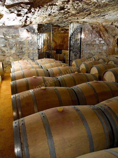 La cave de La Fontaine aux mille Amphores à Megrine, près de Tunis, est devenue un haut lieu de l’élevage et du vieillissement des vins. Il s'agit d'une cave souterraine creusée dans la roche. Les Vignerons de Carthage UCCV