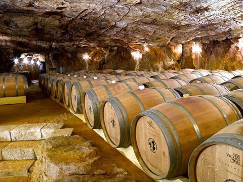 La cave de La Fontaine aux mille Amphores à Megrine, près de Tunis, est devenue un haut lieu de l’élevage et du vieillissement des vins. Il s'agit d'une cave souterraine creusée dans la roche. Les Vignerons de Carthage UCCV