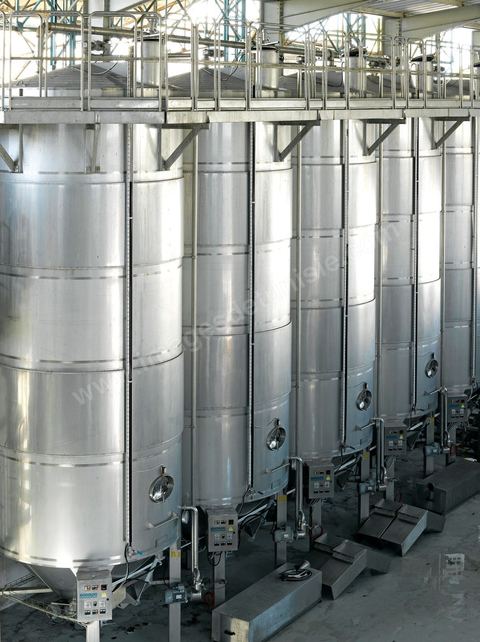 Créée en 1948, la Cave de Kélibia compte aujourd’hui 160 adhérents pour une production moyenne de 11000 hl pour 640 ha de cépage Muscat d’Alexandrie produisant la fameuse AOC Premier Cru Muscat sec de Kélibia, et environ 120 ha de Chardonnay- Grenache blanc - Ugni Blanc - Vermentino- Syrah - Grenache noir. Vignerons de Carthage UCCV