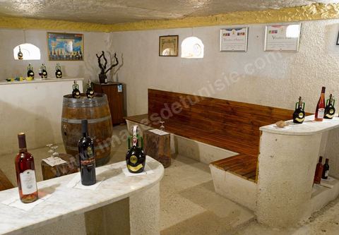 Depuis sa création en 1932, la Cave de Bir Drassen est un haut lieu du vin tunisien. Les Vignerons de Carthage UCCV