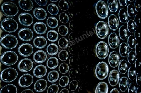 Production du "champagne" Tunisien le Mum à la cave de Megrine dans la banlieue sud de Tunis