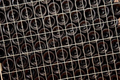 Production du "champagne" Tunisien le Mum à la cave de Megrine dans la banlieue sud de Tunis