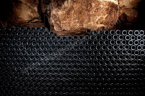 Bouteilles de vin à la cave de Megrine dans la banlieue sud de Tunis
