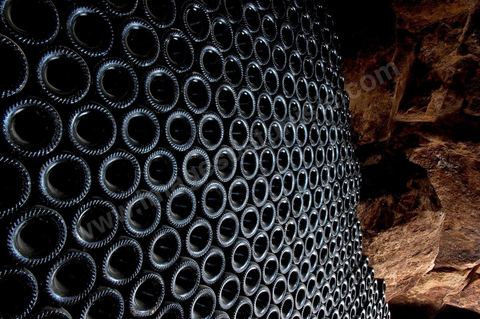 Bouteilles de vin à la cave de Megrine dans la banlieue sud de Tunis