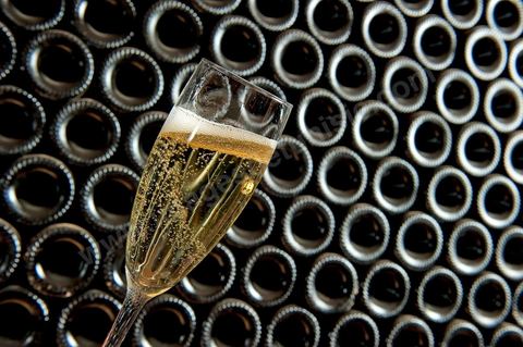 Production du "champagne" Tunisien le Mum à la cave de Megrine dans la banlieue sud de Tunis