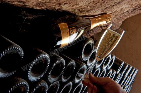 Production du "champagne" Tunisien le Mum à la cave de Megrine dans la banlieue sud de Tunis