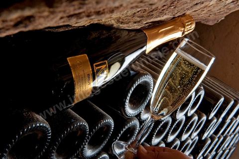 Production du "champagne" Tunisien le Mum à la cave de Megrine dans la banlieue sud de Tunis