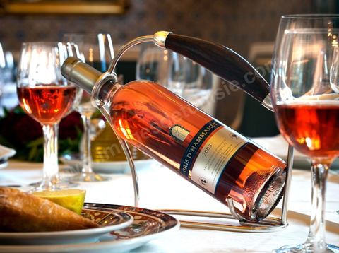 Bouteille de vin rosé Gris de Hammamet sur table du restaurant Dar El Djeld