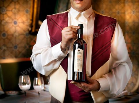 Serveur et bouteille de Chateau Mornag au restaurant Dar el Djeld