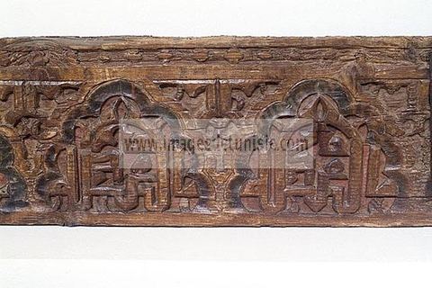 FRISE EN BOIS EN CARACTéRE COUFIQUE MAGHRBIN, ARQU & ENTRELACMaroc, sadien, 17  sicle  