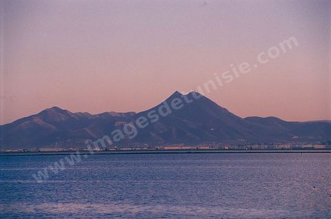 Vue sur Boukornine depuis les berges du lac