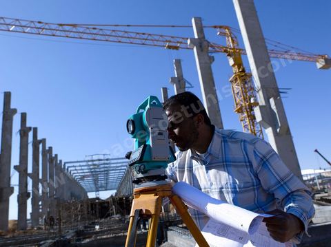 Topographe dasn les BTP sur Chantier de construction de l'usine TIPAP à Sfax