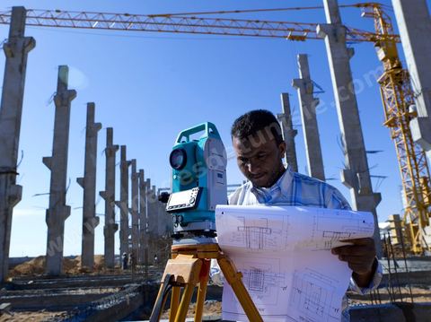 Topographe dasn les BTP sur Chantier de construction de l'usine TIPAP à Sfax