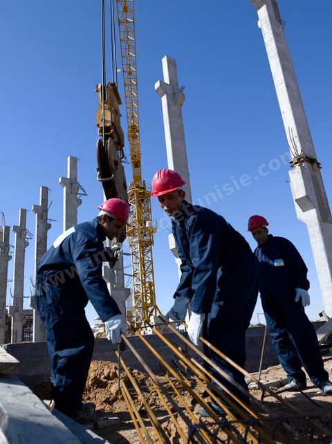 Ouvrier du BTP sur Chantier de construction de l'usine TIPAP à Sfax