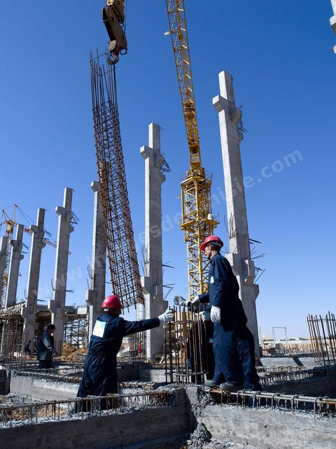 Ouvrier du BTP sur Chantier de construction de l'usine TIPAP à Sfax