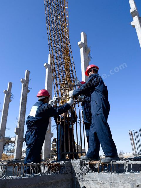 Ouvrier du BTP sur Chantier de construction de l'usine TIPAP à Sfax
