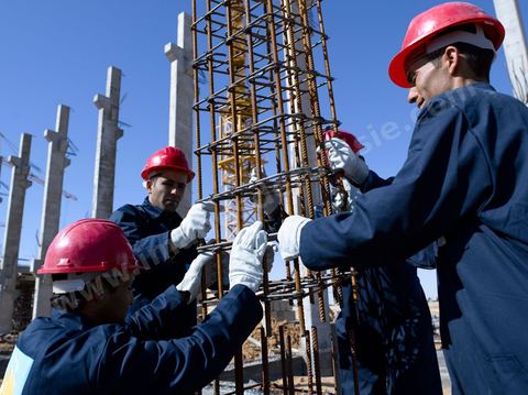 Ouvrier du BTP sur Chantier de construction de l'usine TIPAP à Sfax