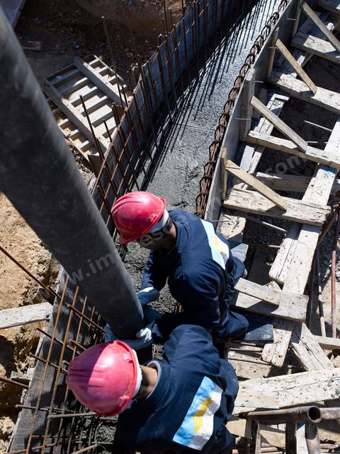 Ouvrier du BTP sur Chantier de construction de l'usine TIPAP à Sfax