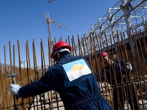 Ouvrier du BTP sur Chantier de construction de l'usine TIPAP à Sfax