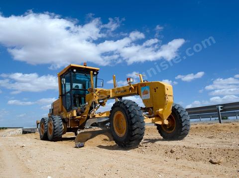Machine de BTP sur chantier de construction de l'autoroute M'Saken à Sfax