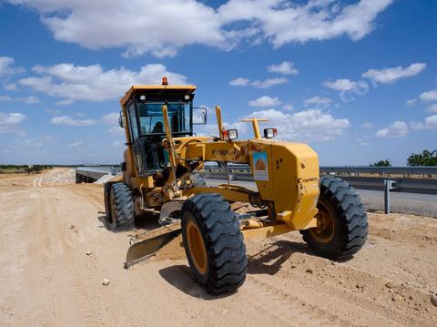 Machine de BTP sur chantier de construction de l'autoroute M'Saken à Sfax