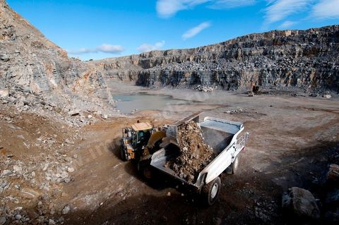 Carrière d'extraction et production de gravier et sable pour le BTP de la société SOMATP du groupe Bouzguenda Frères près de Grombalia