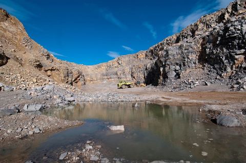 Carrière d'extraction et production de gravier et sable pour le BTP de la société SOMATP du groupe Bouzguenda Frères près de Grombalia