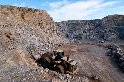 Carrière d'extraction et production de gravier et sable pour le BTP de la société SOMATP du groupe Bouzguenda Frères près de Grombalia